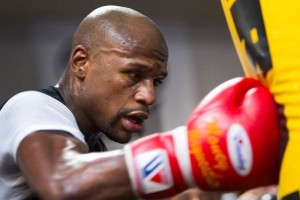 Floyd Mayweather aventaja en las apuestas, aunque por muy poco.