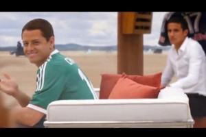 'Chicharito' y Messi comparten crditos en el comercial del videojuego.
