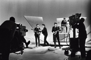 La nueva compilacin incluye material emitido en vivo por la radio de la BBC en 1963 y 1964, cuando 