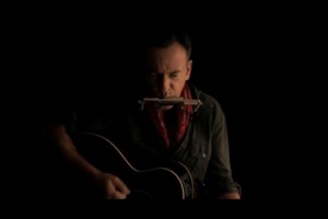 Acompaado por una guitarra y una armnica, Springsteen cant frente a la cmara la cancin en espa