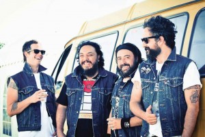 Los ganadores sern seleccionadas por la banda para acompaarlos a un concierto en Buenos Aires, Arg