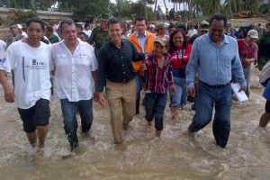 El mandatario y el gobernador ngel Aguirre al momento de cruzar un afluente del ro Coyuca