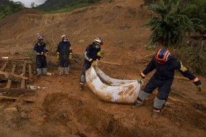 Rescatistas recuperan el cuerpo en el pueblo sepultado