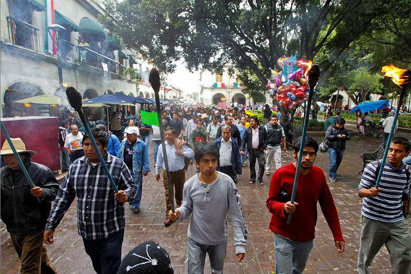 El FUL-APPO organiza su propia ceremonia del Grito de Independencia en calles de Oaxaca; desalojaron