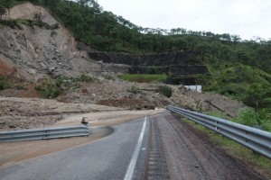 Varios tramos carreteros de la Autopista del Sol resultaron afectados por el impacto de la tormenta 