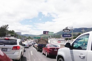 En la autopista se aplican tandeos para los vehculos que dejan Acapulco, y tambin fueron instalado