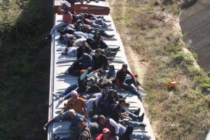 Los detenidos presuntamente amagaban a los migrantes con arrojarlos de 'La Bestia' si no pagaban 100