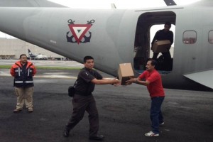 En el AICM cargaban la aeronave de la Secretaria de Marina con las tres toneladas de despensa que ir