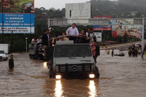 El presidente, Enrique Pea Nieto realiza un recorrido por las zonas afectadas en Acapulco 