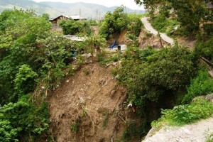 El desgajamiento de un cerro dej incomunicadas a 31 comunidades de la montaa
