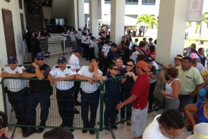 Maestros toman el Palacio de Gobierno de Quintana Roo