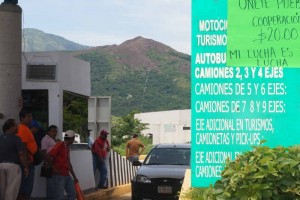 Los profesores realizan movilizaciones en las carreteras de cuota de Tuxtla Gutirrez-San Cristbal 