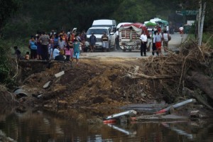 Hoy volvi� a cerrarse la carretera Pochutla-Oaxaca, debido a un deslave. Hasta anoche hab�a posibili