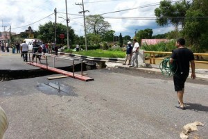 Puente se quiebra por las lluvias en Veracruz; vecinos improvisan uno