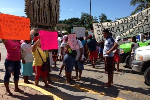 Comerciantes y habitantes de el Revolcadero en protesta por no construir un puente que prometi el g