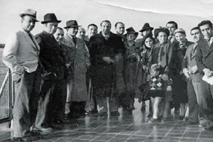 Pablo Neruda (al centro) acompaado por Rubn Azcar, Antonio Roco, Lola Falcon, Pol Dlano, Delia 