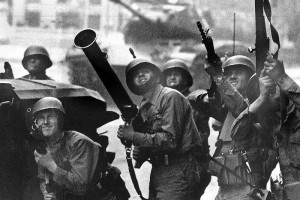 Soldados  del ej�rcito chileno atacan el Palacio de La Moneda en Santiago de Chile, durante el golpe