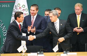 Urge EPN a acelerar el crecimiento econ�mico