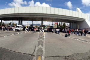 Los maestros ya instalaron en los carriles laterales de la Mxico-Puebla lonas para resguardarse del