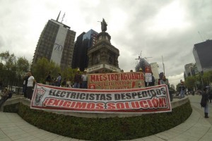 Integrantes del Sindicato Mexicano de Electricistas se concentran en el Monumento a Cuauhtmoc