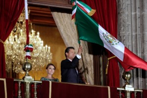 Pea Nieto ondeando la bandera mexicana desde el balcn presidencial de Palacio Nacional