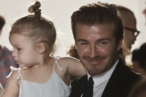 Al parecer Harper Seven estuvo inquieta durante todo el desfile, aqu� con su padre que tambi�n figur