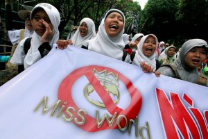 Indonesia muda la final de Miss Mundo a Bali Mujeres musulmanas lanzan consignas durante una protesta en que exigen la cancelacin del concurso M