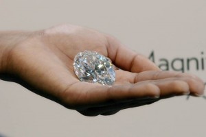 Una empleada de la casa de subastas Sotheby's sostiene el diamante blanco de 118.28 quilates, con un