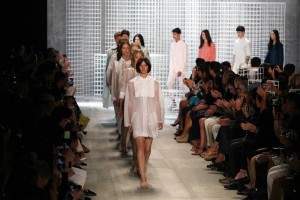 Lacoste pase� elegancia, un sabio uso de la monocrom�a y alg�n patinazo en el estampado en su presen