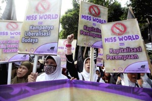 Manifestantes protestan en contra de la celebracin del certamen de belleza Miss Mundo en Yakarta. I