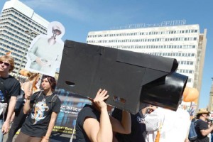 Una alemana protesta con una cmara simulada contra el espionaje estadounidense en su pas, denuncia