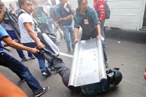 Integrantes de la CNTE se enfrentaron con policas que les impidieron bloquear carriles centrales de