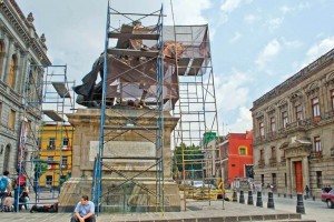 La escultura, que se encuentra en la Plaza Tols de la calle de Tacuba, est rodeada por andamios y 