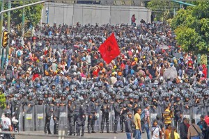 Sobre las avenidas Fray Servando y Congreso de la Unin chocaron los integrantes de la CNTE con fuer