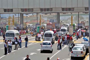 Maestros de la CNTE permitieron el libre paso de automovilistas provenientes de Puebla al DF y vicev