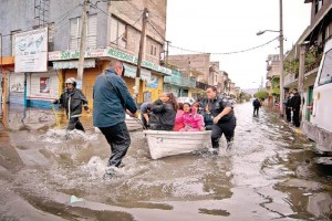  Vecinos de la colonia Reforma, en el municipio de Nezahualcyotl, recibieron ayuda para salir de su