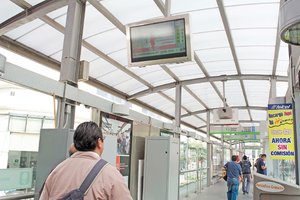 Instalan pantallas en L-3 de Metrob�s