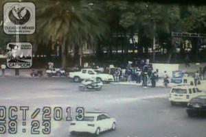 Un grupo de maestros se manifiesta en frente de la BMV y de la embajada de EU