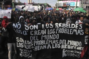 Aunque el GDF pidi� no asistir esbozados, un grupo de j�venes cubiertos del rostro se han unido al c