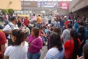 Unos 200 maestros bloquearon todos los accesos al Walmart de Buenavista, como parte de las protestas