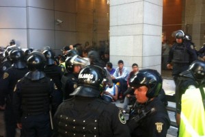 Una veintena de j�venes hombres y mujeres fueron detenidos por la polic�a frente a un banco en la Gl
