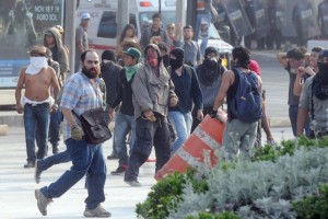 Apecto de un enfrentamiento entre embozados y granaderos en la esquina de Reforma y Jurez