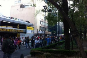 Un usuario de Twitter subi� esta foto, al momento en que manfiestantes pasaban por la zona