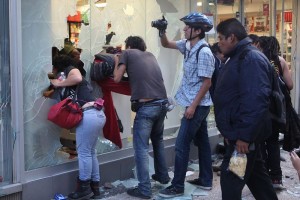 J�venes atacan y saquean negocios en Reforma 