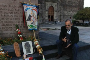 Enrique Espinoza, sobreviviente de la masacre estudiantil, observa la ofrenda colocada hoy en la Pla
