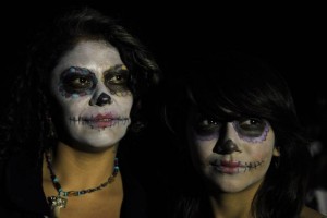 Dos jvenes mexicanas maquilladas como la tradicional 
