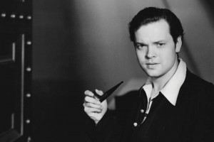 Un joven Orson Welles, de 23 aos entonces, su compaa de actores radiofnicos, la orquesta de Bern