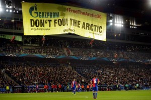 El duelo entre Basel y Schalke fue detenido durante cinco minutos por la protesta de Greenpeace.