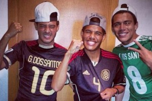 Carlos Vela, Jonathan dos Santos y Hctor Moreno, unidos apoyando al Tricolor.