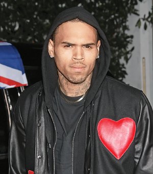 Chris Brown estalla contra fantico gay
